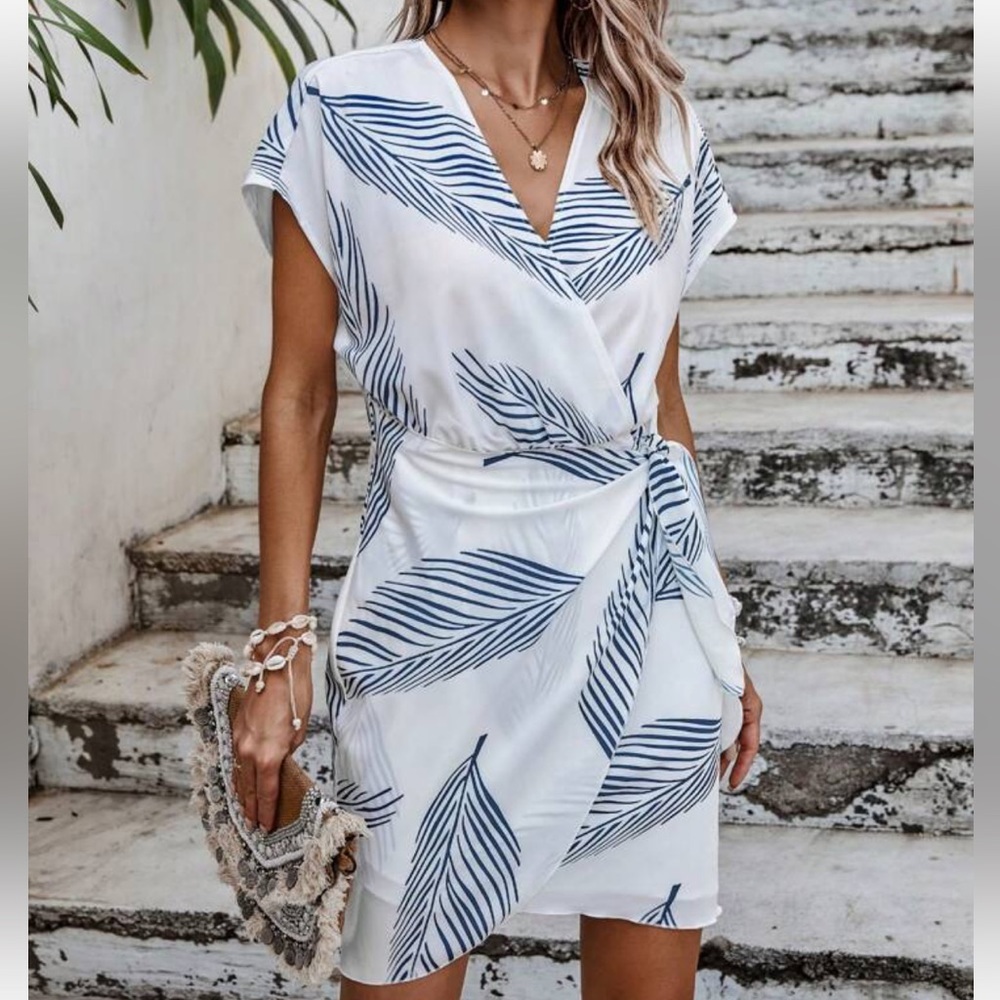 🌿 Flattering Feather Print Wrap Dress